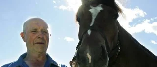 Jan-Erik, 69, skuggar proffsen