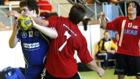 Här var det tvärstopp för Öjebyns Robert Larsson. Det blev också en tung premiärhelg för Öjebyn i division 3 med förluster mot både Nordmaling och Kiruna (bilden).