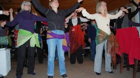 Utrustade med varsin sjal kring höfterna, kastade sig kvinnorna in i dansen. Längst fram från vänster: Elsy Rankvist, Tove Andersson och Nina Rönnholm.