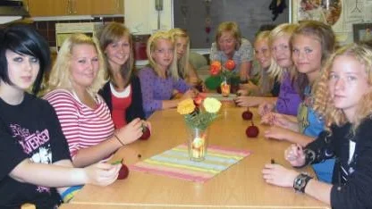 Inhyrd hantverkslärare i tovning och luffarslöjd var Lena Berglund (längst bak), här flankerad av från vänster Sofia Wendt, Linnea Näslund, Viktoria Berggren, Erika Karlsson, Stina Grahn, Ellen Lennahl, Ida Sundström, Kajsa Hansson och Izabella Lidberg.