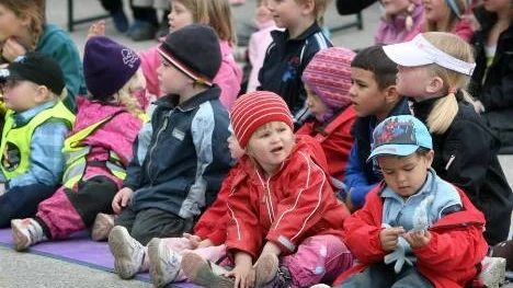 Barnen på Pitholms förskola satt som tända ljus och lyssna när Klubbgärdseleverna uppträdde, även om det också fanns annat som krävde uppmärksamhet.