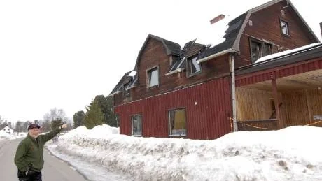 "Huset är en skamfläck i byn". Det menar bybon Sture Boman och pekar på den sedan länge övergivna och misskötta fastigheten i centrala Moskosel. Ett hus som har föreläggande om rivning men vars ägare under lång tid gjort sig oanträffbar och därmed underhållit sig delgivning.