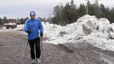 I dag kan P-A Brännström ta även skidorna med till Rymmarstadion i Arvidsjaur. Snön från i vintras har blivit säsongens första skidspår.