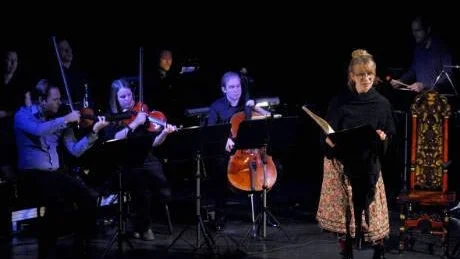 SAGA PÅ SKOLTURNÉ. Skådespelerskan Catherine Hansson läser Selma Lagerlöfs saga medan Norrbotten Neo skapar stämning med hjälp av Ingvar Karkoffs musik. I morgon är det skolorna i Bodens tur. Foto: Marianne Söderberg