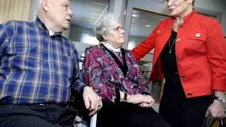 MÅNGA VERKSAMHETER. "Tänk att ni får odla, delta i målarkurser och mycket annat. Det tycker jag är fint", säger Maud Olofsson till makarna Birger och Eda Vahlberg.