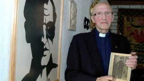 SPINNELL-ANNA. Sigvard Spinnell i Öjebyn fyller 90 år den 25 februari. Här vid sidan av ett porträtt av sig själv som hans dotter Katarina gjorde på hans 50-årsdag. I sin hand håller han en bok om Spinnell-Anna från Västerbotten, som var släkt både med han själv och hans fru och som de hämtade sitt efternamn från.
