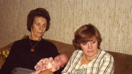 TRE GENERATIONER. Karin Larsson med sitt barnbarn Maria (Sveland) i famnen och sin dotter intill sig i soffan.