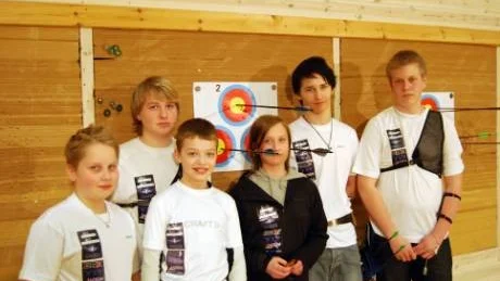 GÄNGET. Här är skyttarna från Luleå Bågskytteklubb som ska tävla på junior-SM i helgen. Från vänster: Jonatan Fredriksson, Johan Forsberg, Ludvig Flink, Helen Forsberg (ska inte tävla på JSM), Niklas Nilsson, Isak Lundberg.  Foto: MALIN ÖHRLUND