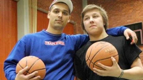 TRÄNAR. Dimitri Svarts och Alexander Flygare från Non fighting Kiruna håller i basketträning för unga på fredagar.