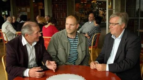 BORTKASTAT. Oppositionen yrkade på återremiss av kommunledningens budget. Men när frågan togs upp igen i går var de besvikna. "Det var bortkastat. Man hade haft tid att komplettera underlaget om han hade velat, men det gjorde man inte", säger Niklas Siren (v) som diskuterar saken med kristdemokraten Svante Pounu (tv) och moderaten Hans Swedell (th).  Foto: Åsa Poromaa