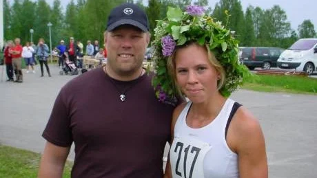 KRANSKILLE. Tjejjoggens överslägsna segrare Karin Nilsson, Slagnäs IF, gratuleras av "kransmasen" Robert Lång efter Karins fjärde triumf i loppet. Foto: HANS FREDRICSON