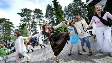 GLADSPARK. Är det midsommar så är det tänker Ida Renlund och tar ut svängarna ordentligt i dansen i Brändö hamn.