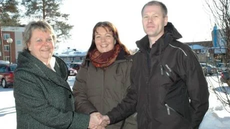PARTNERS. Tillsammans ska de säkra en stark utbildning inom industrisektorn. Från vänster Inga-Lis Samuelsson, gymnasienämndens ordförande, Åse Öhlin, Boröpannan samt Hans Andersson, Nova Industri.  Foto: Britt-Louise Spets