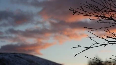 Röda moln mot Akkelis i Arjeplog.