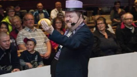 Världens bäste magiker i Cirkus Stjärnan - Janne Österberg trollade med bananer.