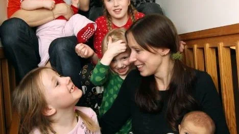 Storfamiljen Juvonen syns snart i TV4: Längst fram mamma Anu med dottern Älva (som nu hunnit bli ett år) och Olivia, åtta år. Bakom: Una, fyra år, Ada, 11 år, Janne med dottern Ylva, två år och Iiro, 14 år och Emilia 16 år.