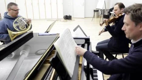 Att som instrumentalist hinna vända blad under György Ligetis trio för violin, horn och piano, är ogörligt. Antingen får man spela ur minnet, som valthornisten Sören Hermansson tänker göra under kvällens konsert, eller anlita bladvändare som violinisten Christian Svarfvar och pianisten Mårten Landström gjort.