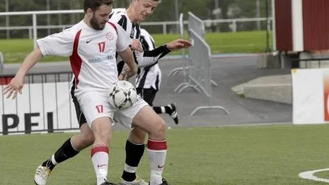 Det var tätt på planen i derbyt mellan Munksund/S och Alterdalen. Jonas Fahlman (nummer 17) i Alter blev mållöst för första gången i vår - men laget vann ändå.