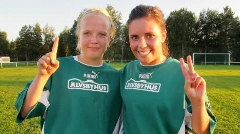 Anna Berglund, till vänster) och Johanna Björk gjorde ett respektive två mål när Älvsbyn besegrade Infjärden 2.