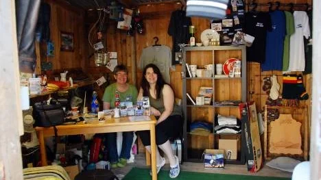 I en gammal bod på gården har mor och dotter, Solveig och Jenny Karlsén inrett en loppmarknad och souvenirförsäljning.