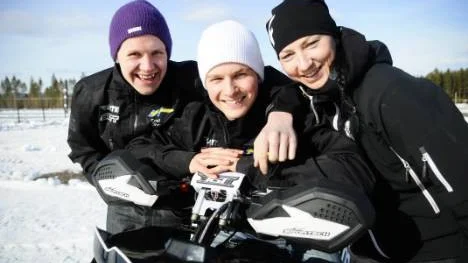 Älvsbyförarna Emil Öhman, Johan Lidman och Annacarin Karlsson ser fram emot SM på Högheden. Förutom klubbkamraten räknar Johan Lidman upp Petter Nårsa, Adam Renheim och Viktor Stenman som svåra konkurrenter. "Alla är snabba och det kommer att bli tufft", säger Johan Lidman.