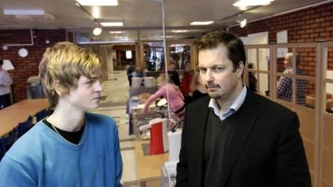 Erik Gedda, elevrådsordförande, och föräldern Anders Berglund kräver att Piteå kommun ska renovera och öppna matsalen på Norrmalmskolan. De och övriga i skolrådet är kritiska till matmiljön i Christinasalens gamla foajé.