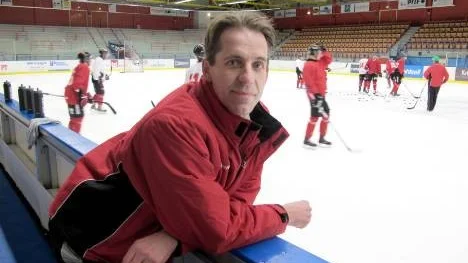 Det blir en spännande lördag för Anders Johansson i Stockholm. Han är nämligen en av tolv nominerade till "Sveriges bäste ungdomstränare". Priset delas ut i samband med Tre Kronors match mot Ryssland i LG Hockey Games.