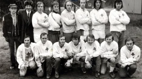 Pär Sundqvist gjorde sin A-lagsdebut i Arvidsjaur som 16-åring 1973. Här spelarna i det lag som då för 38 år sedan tog steget upp i divison fyra. Övre raden från vänster; Lennart Andersson (lagledare), Bengt Lundström (supporter), Pär Sundqvist, Bernt Larsson, Lennart Jonsson, Ulf Lundström, Tommy Lindmark, Lennart Lenman. Nedre raden; Kjell Larsson, Sven-Erik Nyström, Nisse Widman, Peter Granberg, Jerry Sjölund, Kent Sundström, Kurt Sjölund.