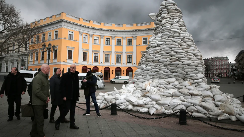 Ukrainarna försöker skydda sina historiska monument och byggnader med sandsäckar och barrikader. Bilden är tagen i hamnstaden Odessa i april i år.