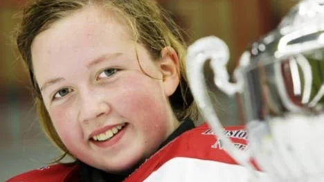 Erika Olovsson satsar hårt på hockeyn. Och hon gör det som målvakt och ensam tjej i Piteå Hockeys pojklag födda 1995. I söndags vaktade Erika målet när hennes lag vann PHC-cupen. Om två år hoppas hon komma in på hockeygymnasiet i Örnsköldsvik.