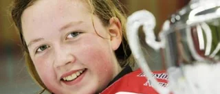 Erika ensam tjej bland 30 killar i hockeycup