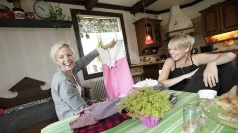 Kreativ systergemenskap. Charlotte visar en klänning som fått dekor av pärlor. "Direkt ett halsband går sönder för flickorna samlar jag ihop pärlorna och sparar dem", säger Charlotte.