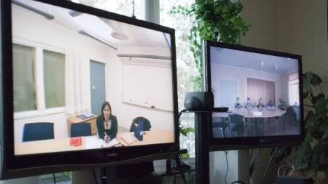 Maria Labba sitter själv i Arjeplog och undervisar barnen via fjärrundervisning.