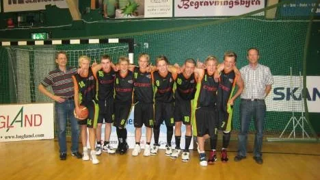 Arvidsjaurs basketpojkar som vann en internationell cup i Nässjö. I laget spelade Sten Lindmark, Marcus Dahlbäck, Emil Rylen, Anders Wiss, Karl-Oskar Kairento, Dennis Nyström, Per Anttila och Marcus Grahn. Coacher var Heikki Kairento och Peter Wiss.