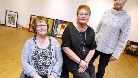 Eva Astrid Westerlund, Monica J Larsson och Birgitta Tjernström från Bodens konstförening ställde i ordning den djuriska utställningen.