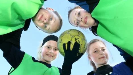 Storfors AIK ställer upp med ett ungdomligt lag i damfyran. Här är fyra av 95-tjejerna. Sanna Öhman (med bollen), Linnea Bergdahl, Emma Filipsson och Moa Wirtala.