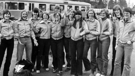Många resor på järnväg till mellansverige fick Arvidsjaurstjejerna uppleva under de år man tillhörde norrlandstoppen på 70-talet. Här är tjejerna på väg att kliva på rälsbussen på väg till en bortamatch. Från vänster Åsa-Britt Granström, Susanne Nordlander, Helen Berggren, Mari Johansson, Lena Nyström, Anneli Holmqvist, Elisabet Jonsson, Sofi Lundström, Anneli Granström, Kerstin Mörtsell, Ann-Charlotte Wallgren, Marianne Lundqvist samt Dan Eriksson (ledare)