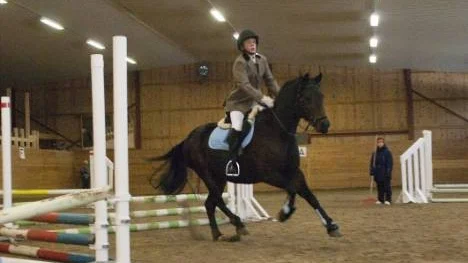 Jesse Ollinmäki och No Problem At All hade inte några större problem vid lördagens inbjudningstävlingar i ridhuset. Seger i klass 2 och en andraplats i klass fyra blev det för ekipaget med den 12-årige Arvidsjaursryttaren.