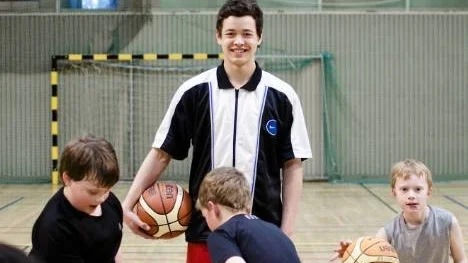 Sten Lindmark från Arvidsjaur är antagen till Riksbasketgymnasiet i Luleå samt utnämnd till Årets föredöme av Norbottens basketakademi. "Jag har visat mig engagerad och ambitiös", säger han.