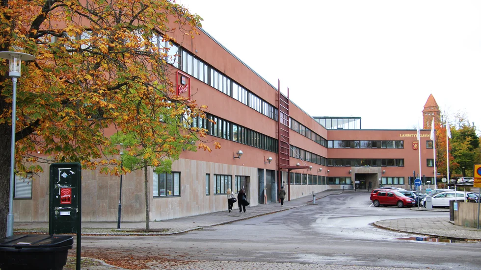 Länsstyrelsen i Östergötland var i fjol långsammast i Sverige, när det gällde att fatta beslut om överklagade bygglov för bostäder. Nu har fler handläggare anställts.