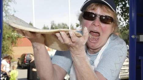 I skuggan under ett tälttak stod Lisa Lindkvist och gräddade tunnbröd på öppen häll."Att baka bröd är bara en hobby men en gång om året under Rosviksdagen står jag här ute och bakar."