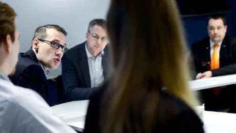 HJÄLPA UNGDOMAR. Lars Olsson, administrativ chef och vice vd på Max, Robert Bernhardsson, arbetsförmedlingen och Tomas Lejon, chef Swedbank Luleå, hoppas att satsningen på att erbjuda praktikplatser till unga ska hjälp ungdomar att komma in på arbetsmarknaden.