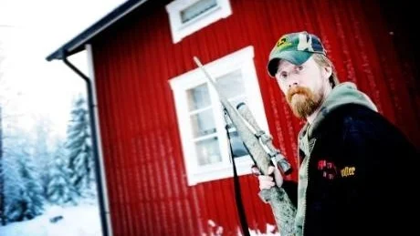Pär Hulkoff från Korpikylä utanför Haparanda har många strängar på sin lyra. Han är sångare och gitarrist i populära industrimetalbandet Raubtier och är samtidigt skivaktuell med countryrockbandet Bourbon Boys. Men han är också Tornedalspatrioten som brinner för jakt och natur och som väljer by före stad.