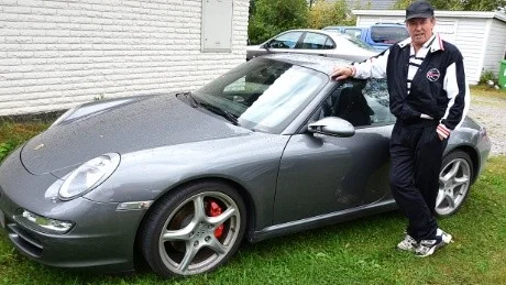 BELÖNING. Skadan måste åtgärdas av en specialist och det kostar pengar, säger Rolf Ytterberg som utfäster en belöning på 5.000 kronor till den som kan tipsa om händelsen.