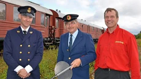 UTVECKLINGSPOTENTIAL. Mikael Eliasson, till höger, var med och mötte Nostalgitåget. Nu vill han se en ny utveckling istället för nedläggning av sträckan. Till vänster Henrik Reuterdahl, chef för Trafikverket Sveriges järnvägsmuseum. I mitten Jan Gustavsson iklädd sin fars stinsuniform.