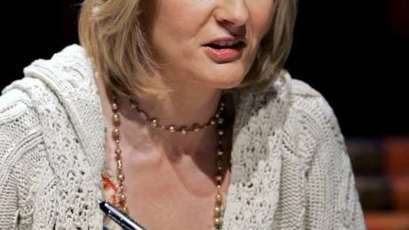 SAMMANTRÄDE. "Rowling blandar oförskräckt ingredienserna, humor, social indignation, ungdomsrevolt, rasism, sex. Hon lyckas till och med skildra ett sammanträde i kommundelsnämnden så att man fängslas av spänningen", menar Kurirens recensent Sven Nyberg.