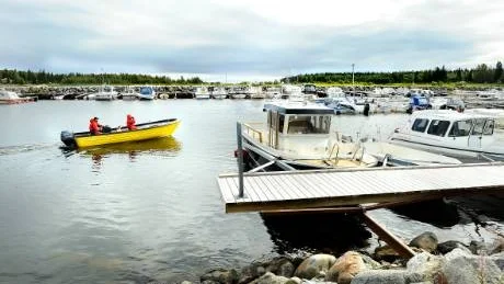 FLER BÅTPLATSER.  100 nya båtplatser ska byggas vid Hindersöstallarnas hamn.Foto: Eija Dunder