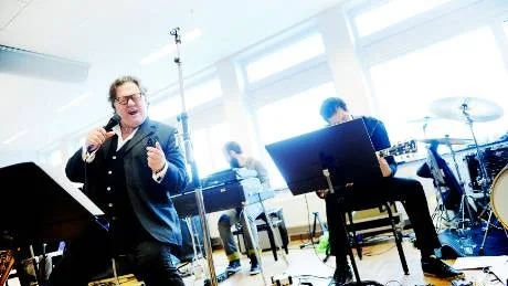 LÅNGSAMMARE OCH LÄGRE. När Tommy Körberg och George "Jojje" Wadenius fick frågan om de vill spela gamla Made in Sweden låtar i ett möte med Norrbotten Big Band insåg de snabbt att de var tvugna att spela både långsammare och lägre. "En anpassning till en mognare musiker och sångare", menar de.