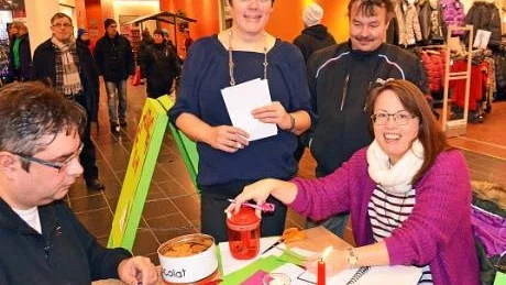 DUBBELT UPP. Maria Bergqvist beställde ett julklappsrim och fick två. Bjarne Johansson till vänster och Anja Qvist stod för leveransen. Till höger Anders Bergqvist.  Foto: Britt-Louise Spets