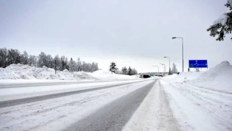 GRÄNSEN. Här, längst Kurravaaravägen går gränsen för var LKAB tycker att det är okej för Kiruna kommun att etablera den nya stadskärnan. Öster om vägen går det bra, men västerut i riktning mot nuvarande centrum, vill LKAB inte att det ska etableras någon stadskärna.